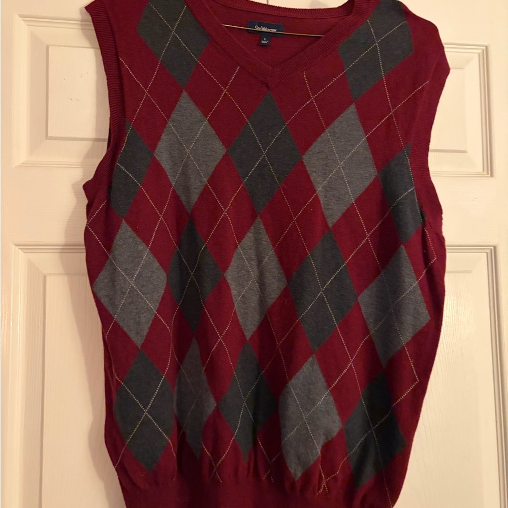 Like New L Croft & Barrow Men's V-Neck Argyle Sweater Vest - maroon and Gray